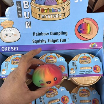 RAGE - RAINBOW Squishy Bun Dumplings STOR (8.5 x 8.5 x 4.8 Cm) - Viral 2026 Fidget Toy (12 stk.)