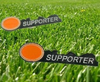 Fotballsupporter-knapp Oransje (12 stk)
