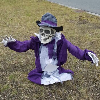 SKREMMENDE SKJELETT SOM KOMMER OPP AV GRAVEN MED LYS OG LYD