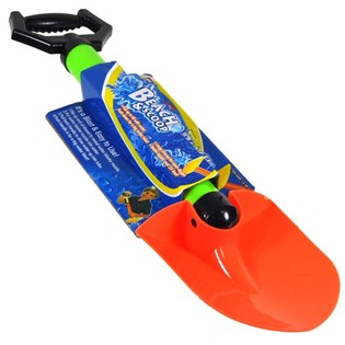 Strandspade med innebygd vannpistol